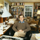 Imagen: Chomsky en su casa de Cambridge (1977). AP